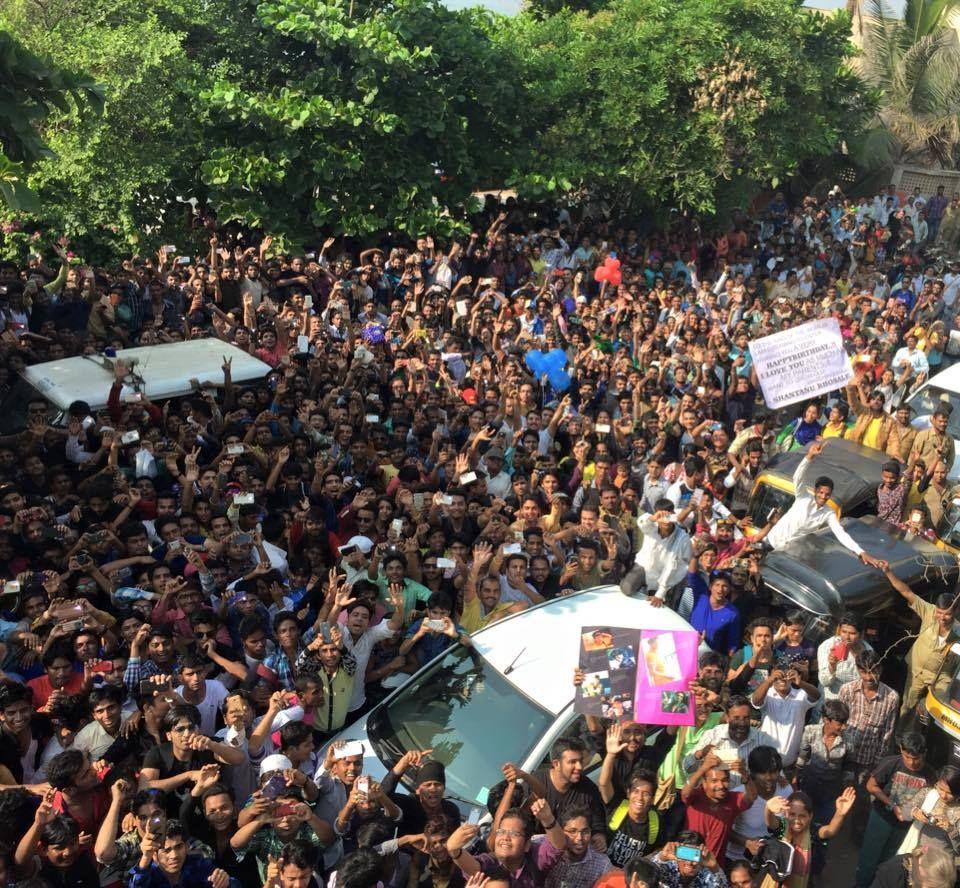 crowd Photos At Shahrukh Khan House