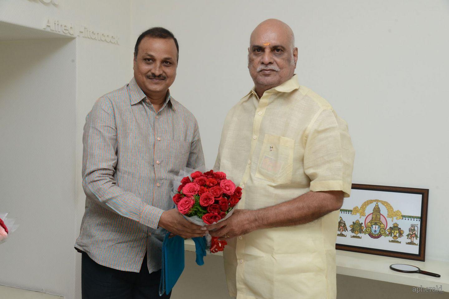 Dasari kiran felicitates K Raghavendra rao