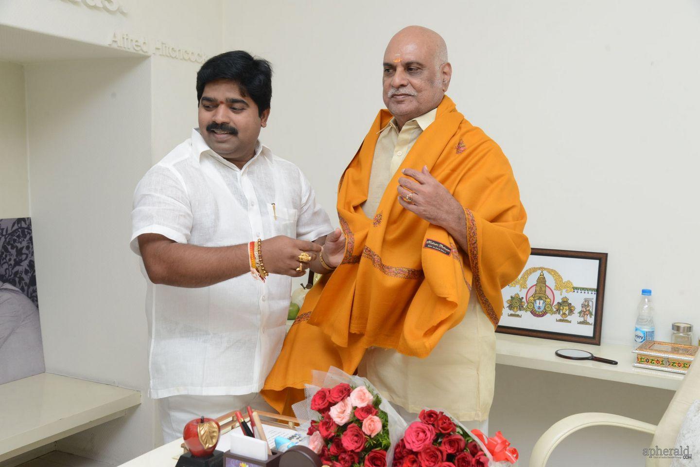 Dasari kiran felicitates K Raghavendra rao