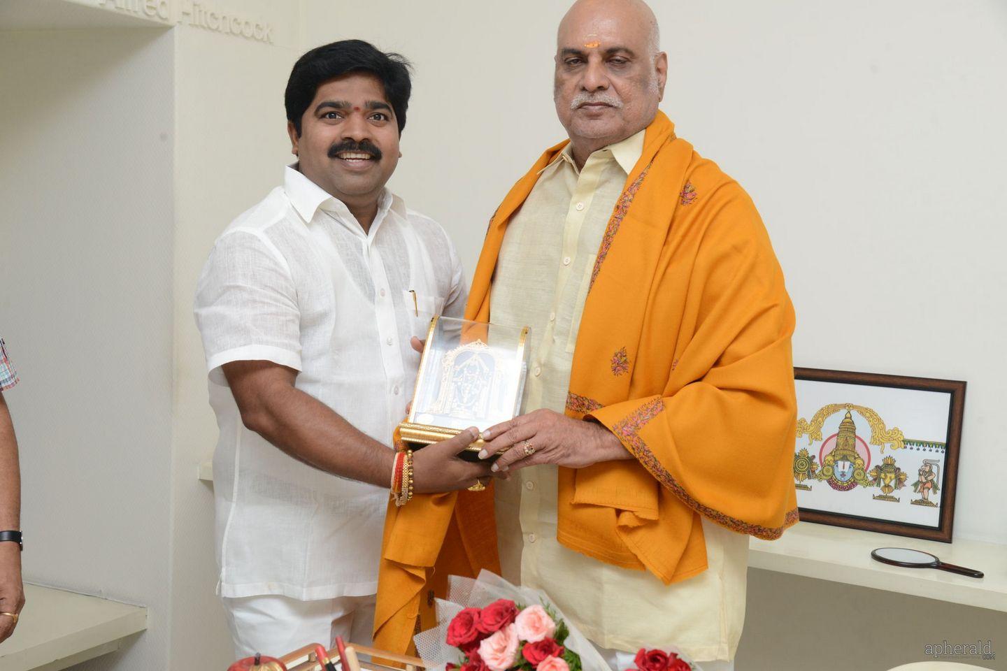 Dasari kiran felicitates K Raghavendra rao