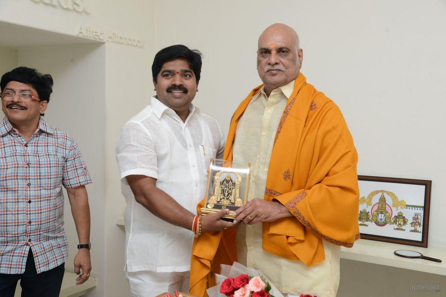 Dasari kiran felicitates K Raghavendra rao