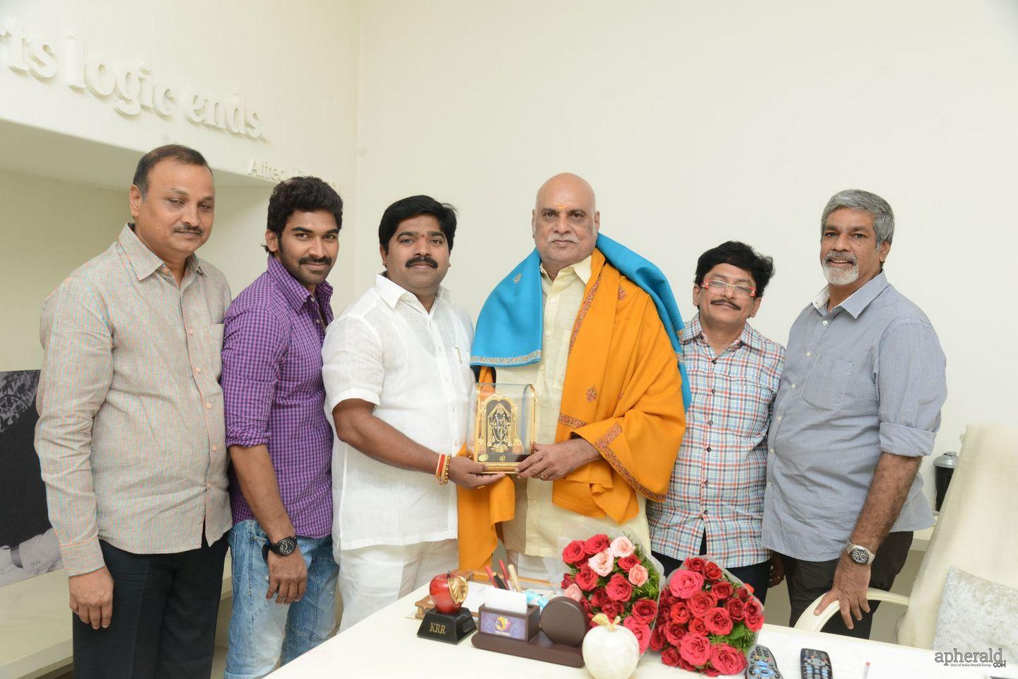 Dasari kiran felicitates K Raghavendra rao