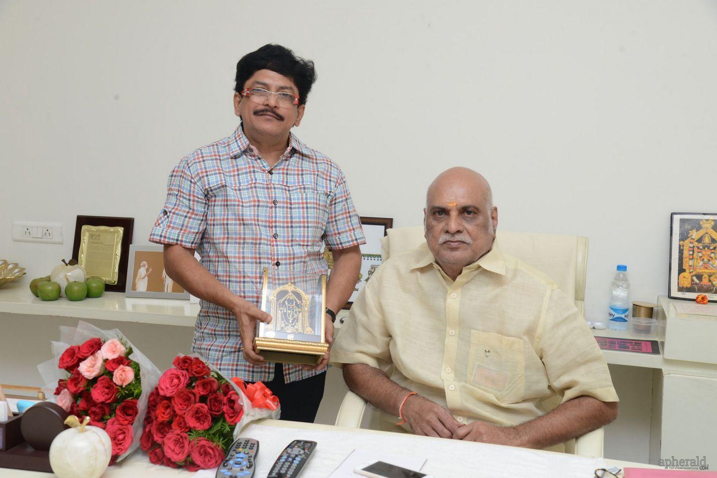 Dasari kiran felicitates K Raghavendra rao