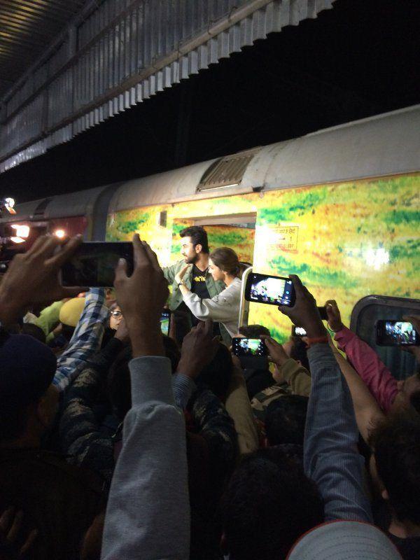 Deepika Ranbir Imtiaz Alis Train Journey Pictures