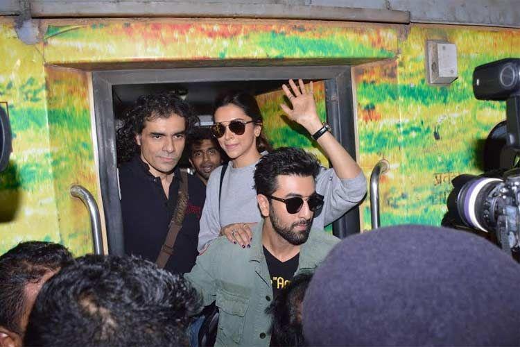 Deepika Ranbir Imtiaz Alis Train Journey Pictures