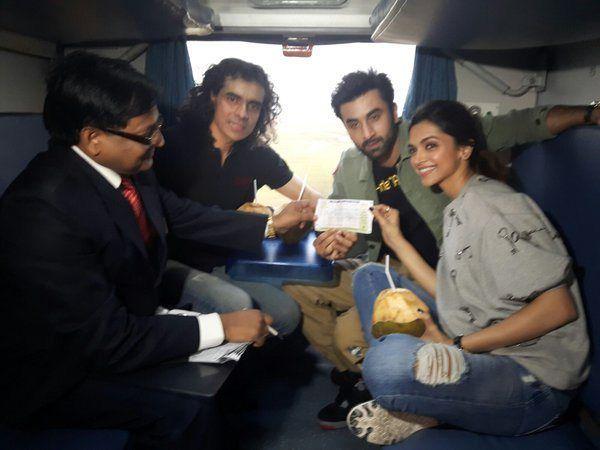 Deepika Ranbir Imtiaz Alis Train Journey Pictures