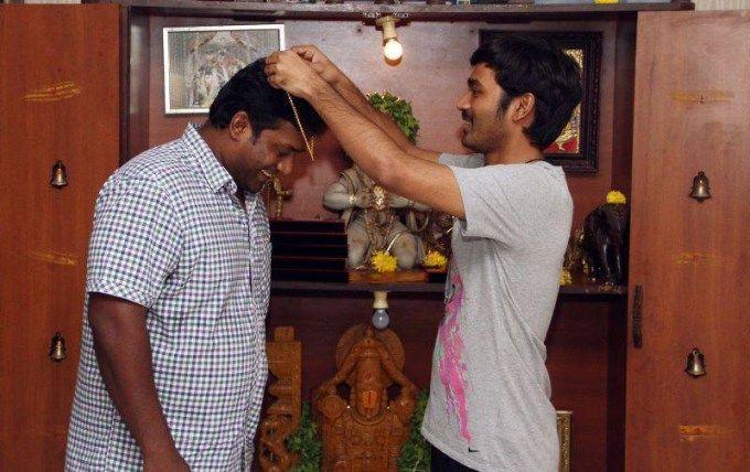 Dhanush gifted gold chain to the Maari Team Photos