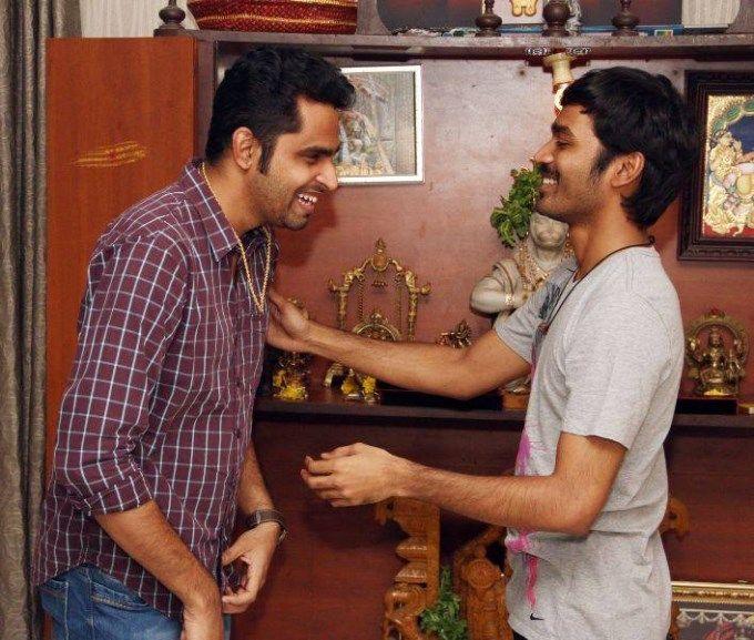 Dhanush gifted gold chain to the Maari Team Photos