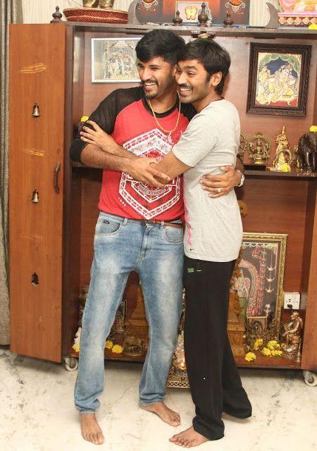 Dhanush gifted gold chain to the Maari Team Photos