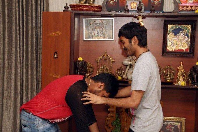 Dhanush gifted gold chain to the Maari Team Photos