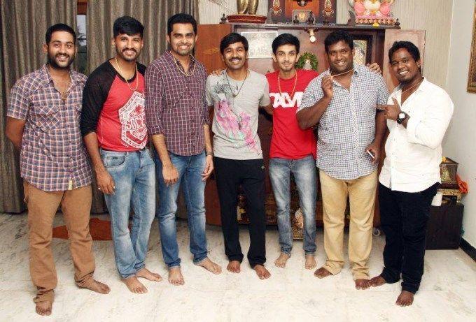 Dhanush gifted gold chain to the Maari Team Photos