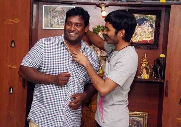 Dhanush gifted gold chain to the Maari Team Photos