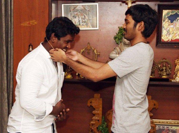 Dhanush gifted gold chain to the Maari Team Photos