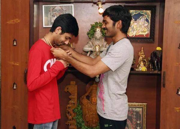 Dhanush gifted gold chain to the Maari Team Photos