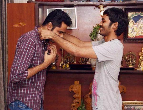 Dhanush gifted gold chain to the Maari Team Photos