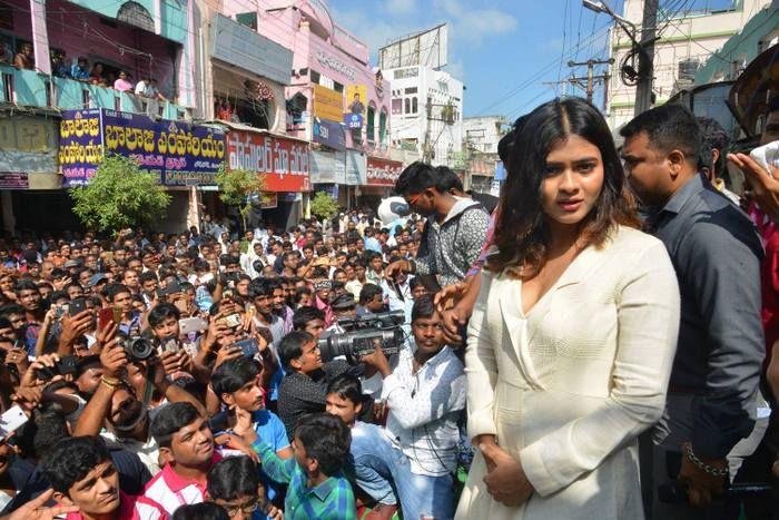 Hebah Patel Launches BNew Mobile Store at Tenali Photos