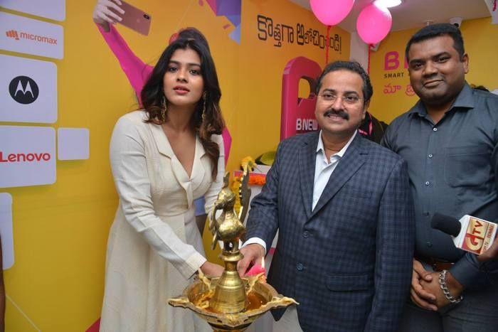 Hebah Patel Launches BNew Mobile Store at Tenali Photos