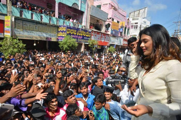 Hebah Patel Launches BNew Mobile Store at Tenali Photos