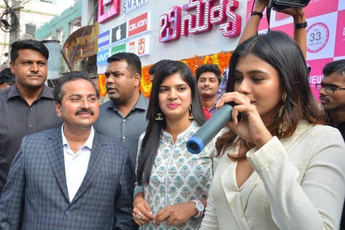 Hebah Patel Launches BNew Mobile Store at Tenali Photos