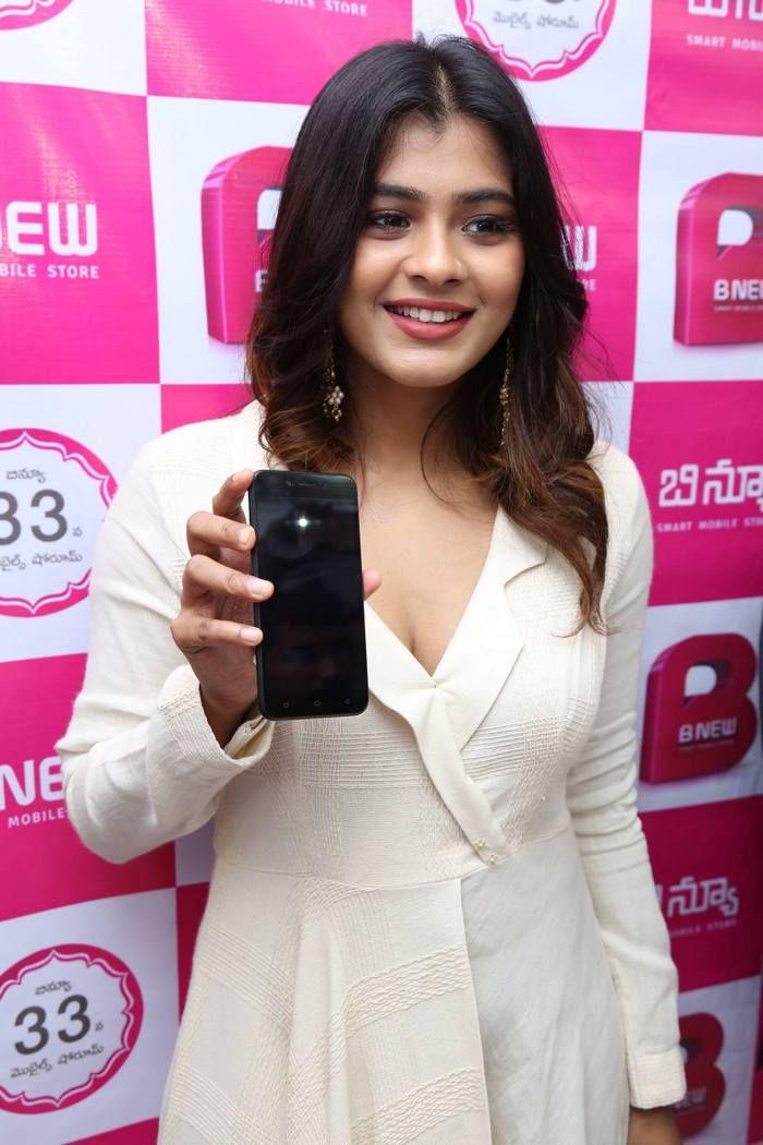 Hebah Patel Launches BNew Mobile Store at Tenali Photos