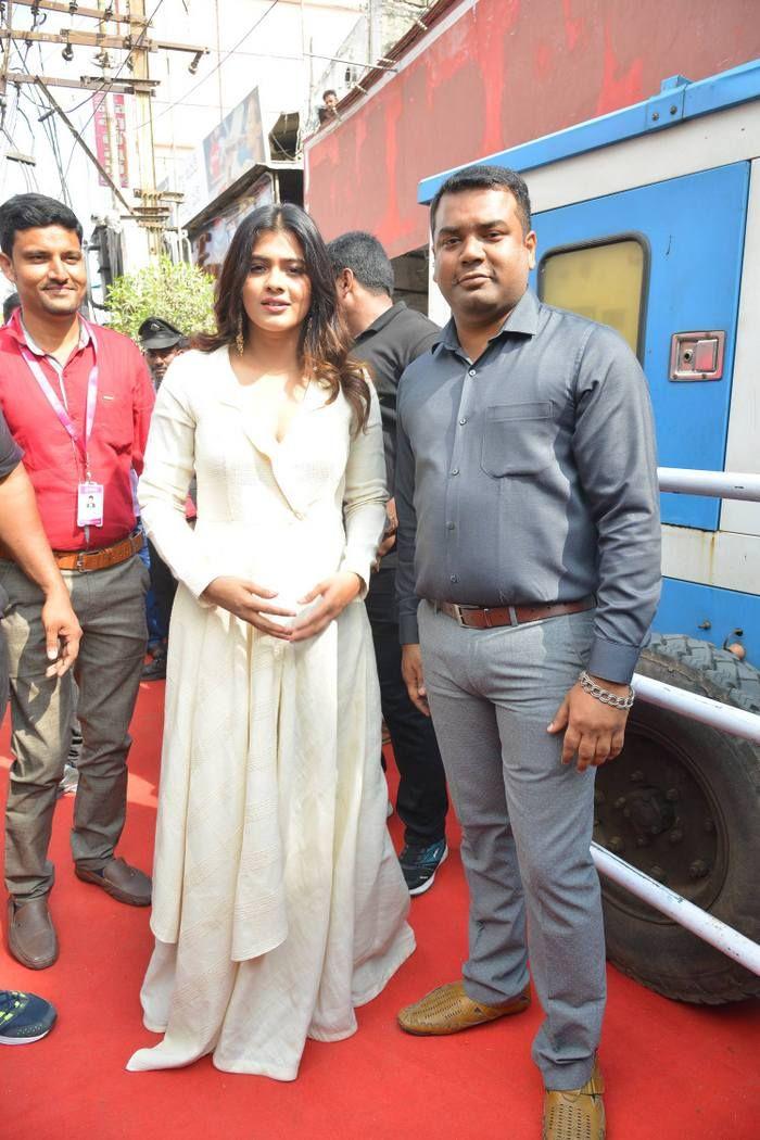 Hebah Patel Launches BNew Mobile Store at Tenali Photos