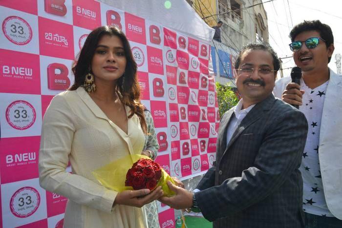 Hebah Patel Launches BNew Mobile Store at Tenali Photos