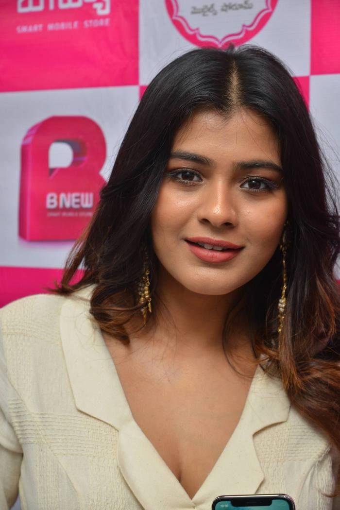 Hebah Patel Launches BNew Mobile Store at Tenali Photos