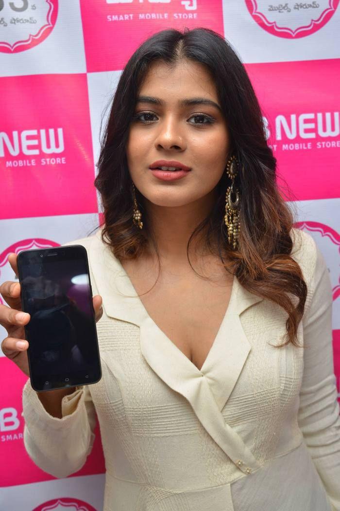 Hebah Patel Launches BNew Mobile Store at Tenali Photos
