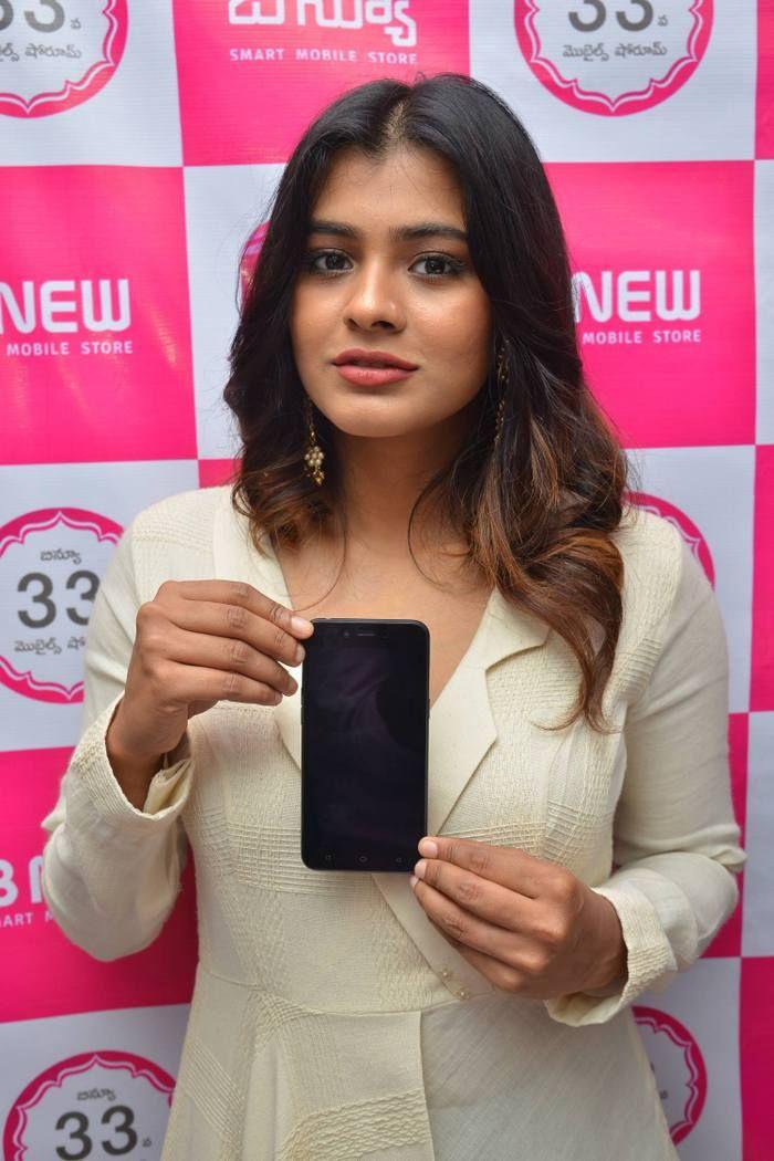 Hebah Patel Launches BNew Mobile Store at Tenali Photos