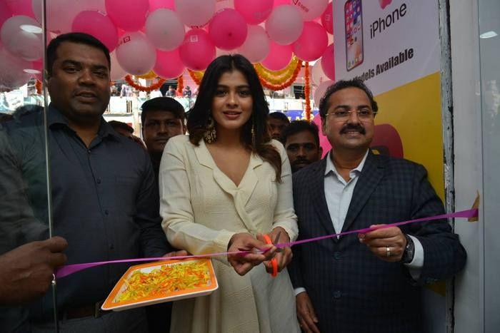 Hebah Patel Launches BNew Mobile Store at Tenali Photos