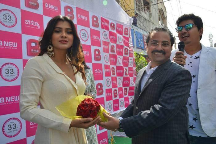 Hebah Patel Launches BNew Mobile Store at Tenali Photos