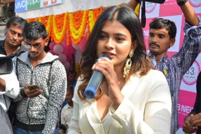 Hebah Patel Launches BNew Mobile Store at Tenali Photos