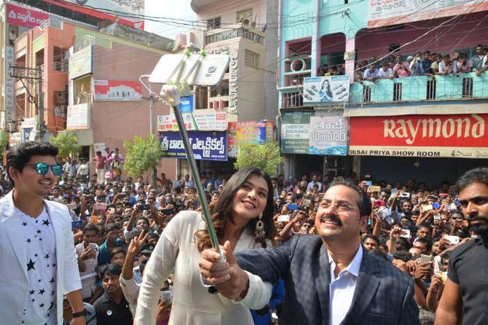 Hebah Patel Launches BNew Mobile Store at Tenali Photos