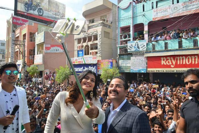 Hebah Patel Launches BNew Mobile Store at Tenali Photos