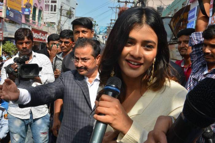 Hebah Patel Launches BNew Mobile Store at Tenali Photos