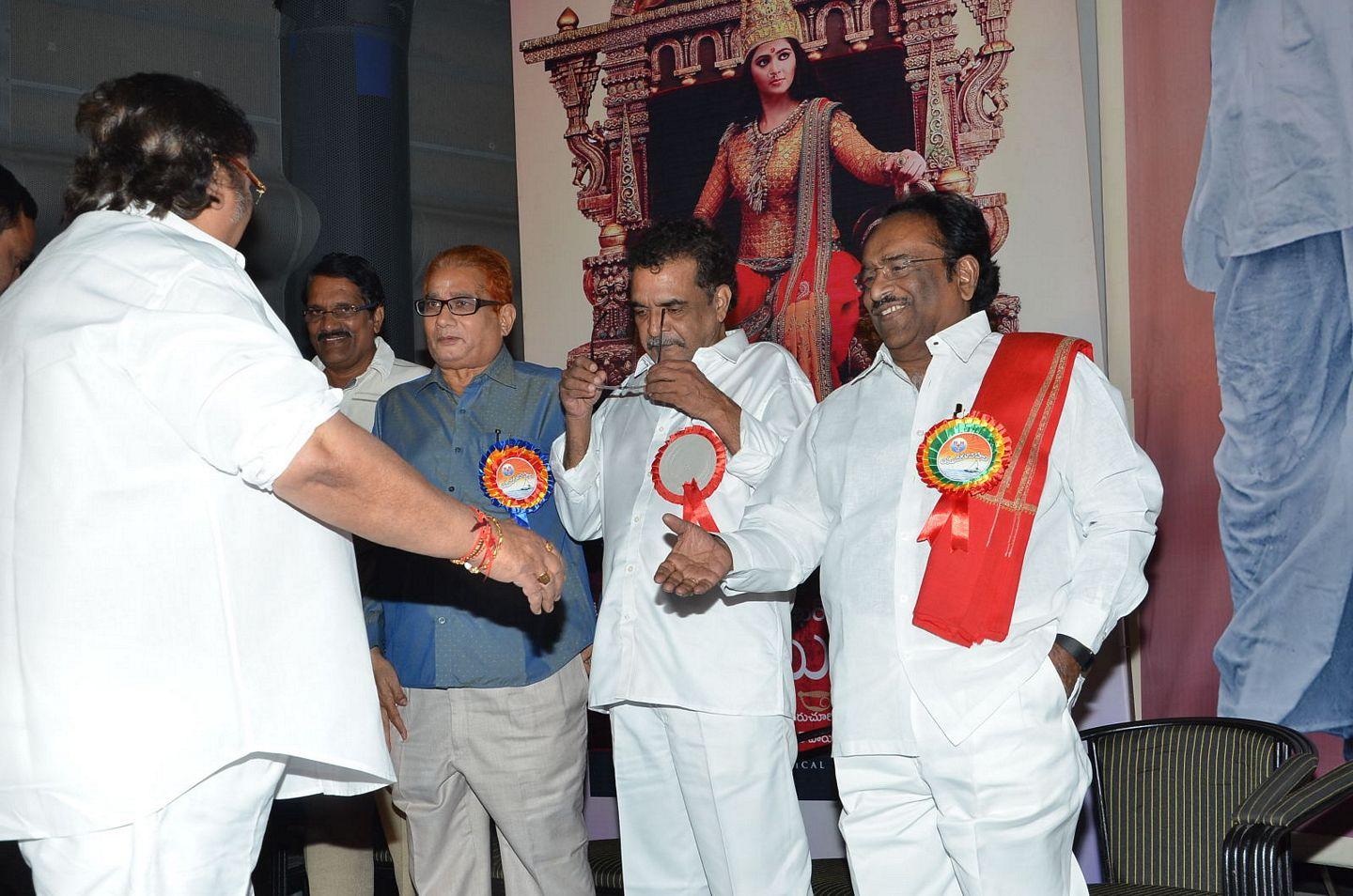 KV Reddy Award To Gunasekhar Photos