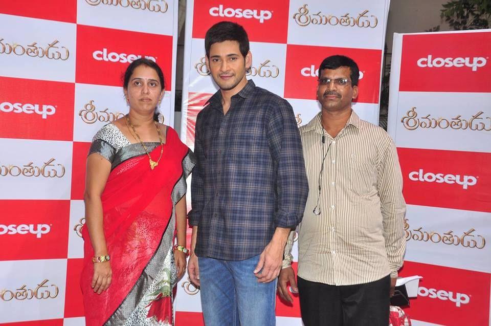 Mahesh Babu with Winners of Srimanthudu CloseUp Contest Photos