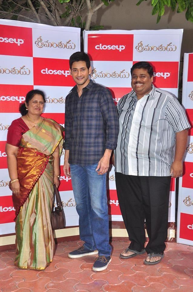 Mahesh Babu with Winners of Srimanthudu CloseUp Contest Photos