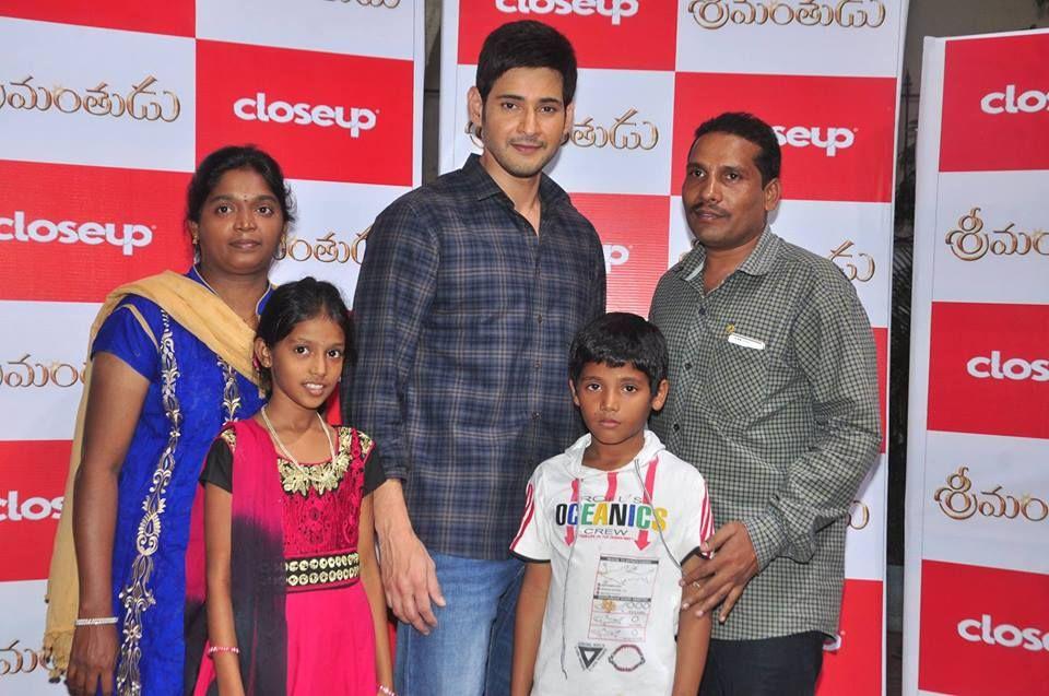 Mahesh Babu with Winners of Srimanthudu CloseUp Contest Photos