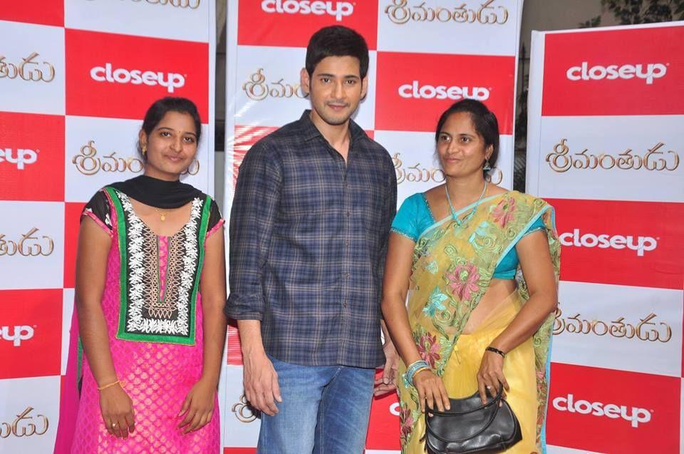 Mahesh Babu with Winners of Srimanthudu CloseUp Contest Photos