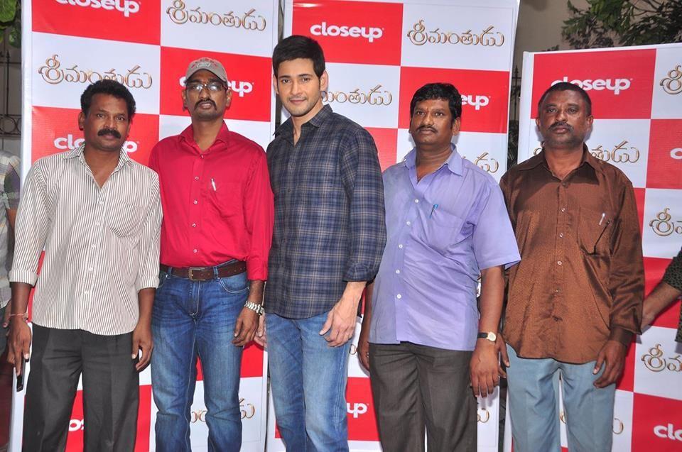 Mahesh Babu with Winners of Srimanthudu CloseUp Contest Photos