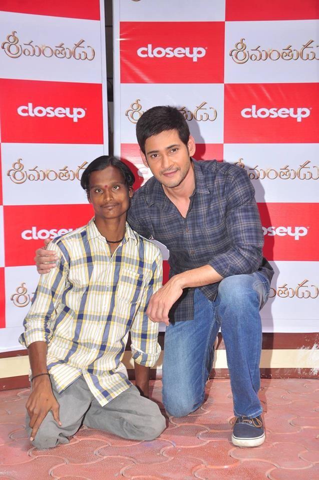 Mahesh Babu with Winners of Srimanthudu CloseUp Contest Photos