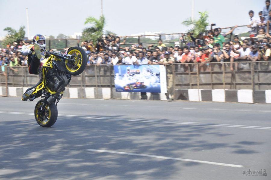 Nagarjuna And  Naga chaitanya Flagoff Redbull F1 Showrun
