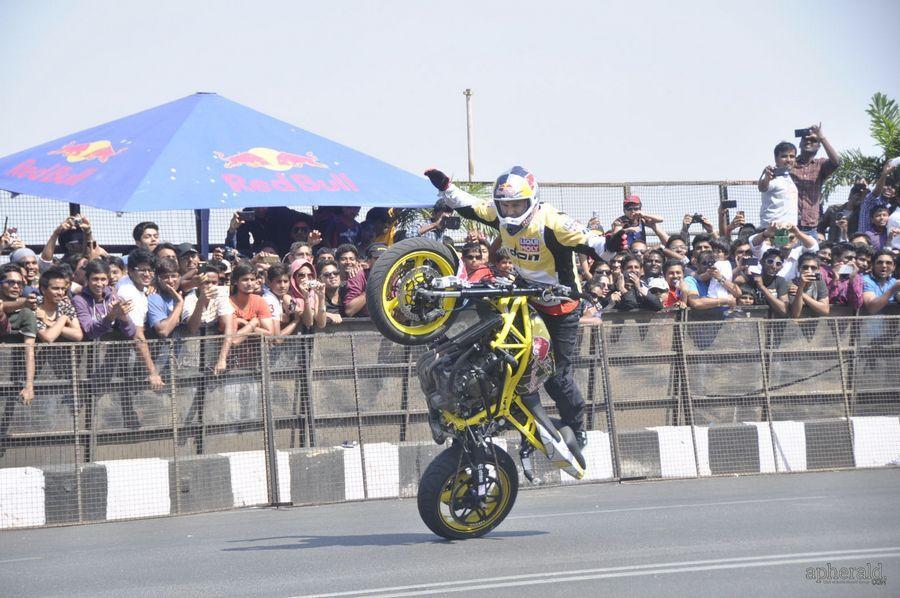 Nagarjuna And  Naga chaitanya Flagoff Redbull F1 Showrun