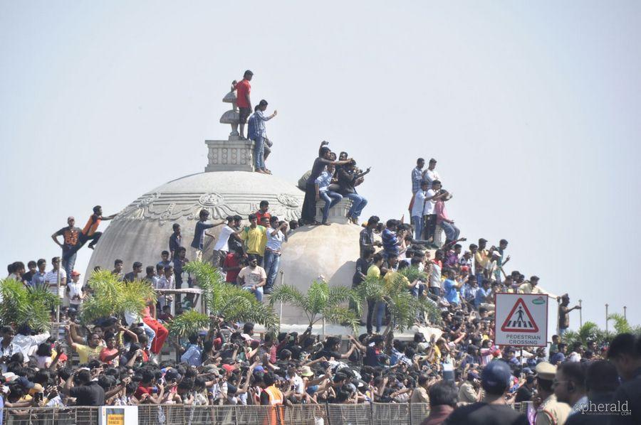 Nagarjuna And  Naga chaitanya Flagoff Redbull F1 Showrun
