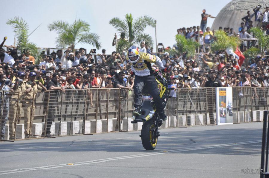 Nagarjuna And  Naga chaitanya Flagoff Redbull F1 Showrun