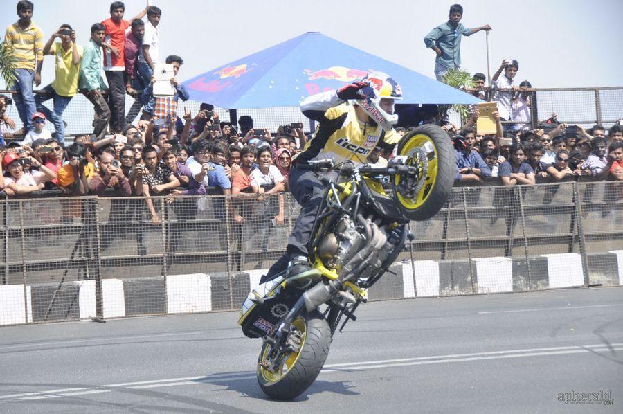 Nagarjuna And  Naga chaitanya Flagoff Redbull F1 Showrun