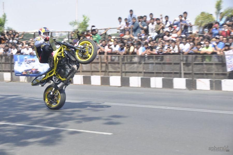 Nagarjuna And  Naga chaitanya Flagoff Redbull F1 Showrun