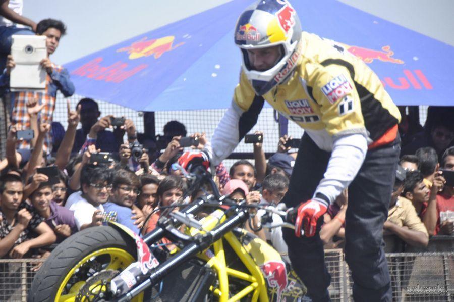 Nagarjuna And  Naga chaitanya Flagoff Redbull F1 Showrun