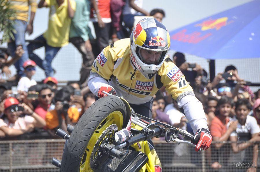 Nagarjuna And  Naga chaitanya Flagoff Redbull F1 Showrun